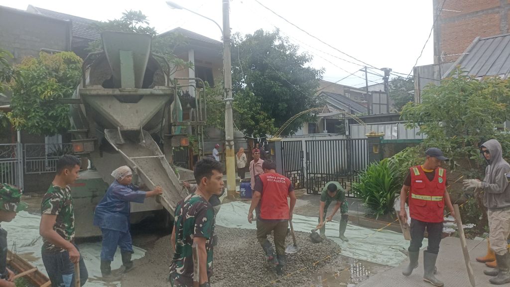 TMMD Ke-127 Depok Hari Ke-13, Pengerasan Jalan di Sukamaju Capai 67 Persen