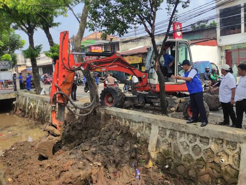 SDA Jaksel Keruk 10 Titik Rawan Tiap Hari, Genangan Dipangkas dari 10 Jam Jadi 3 Jam