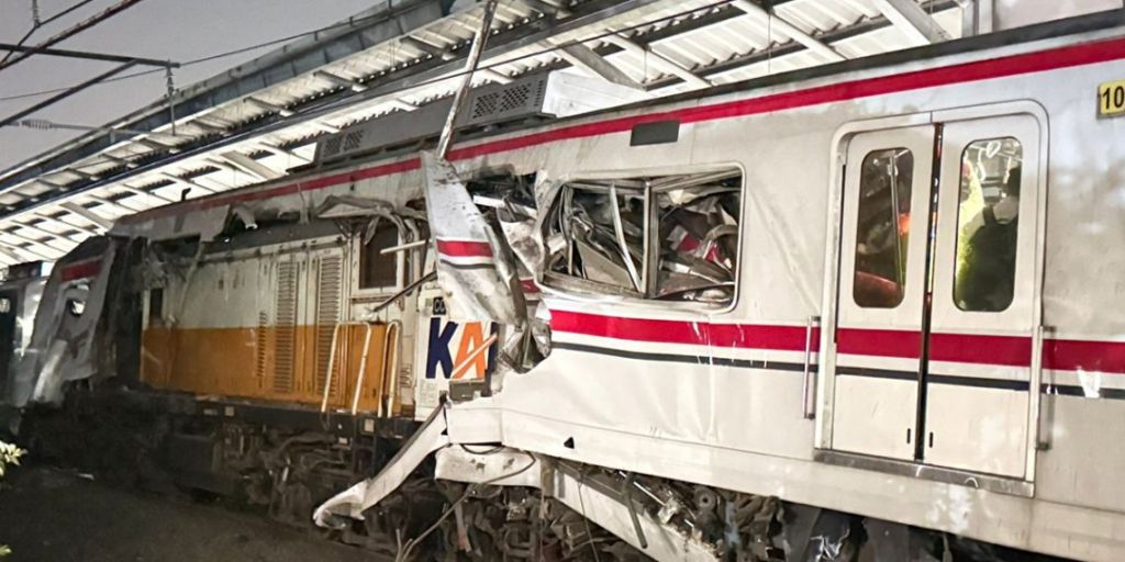 Evakuasi KRL di Bekasi Timur Berpacu dengan Waktu, Layanan ke Cikarang Masih Lumpuh