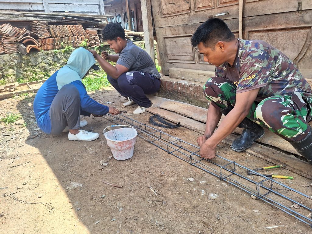 Kekompakan Anggota Satgas TMMD Merangkai Batangan Besi untuk Pembangunan Infrastruktur di Wilayah Sasaran