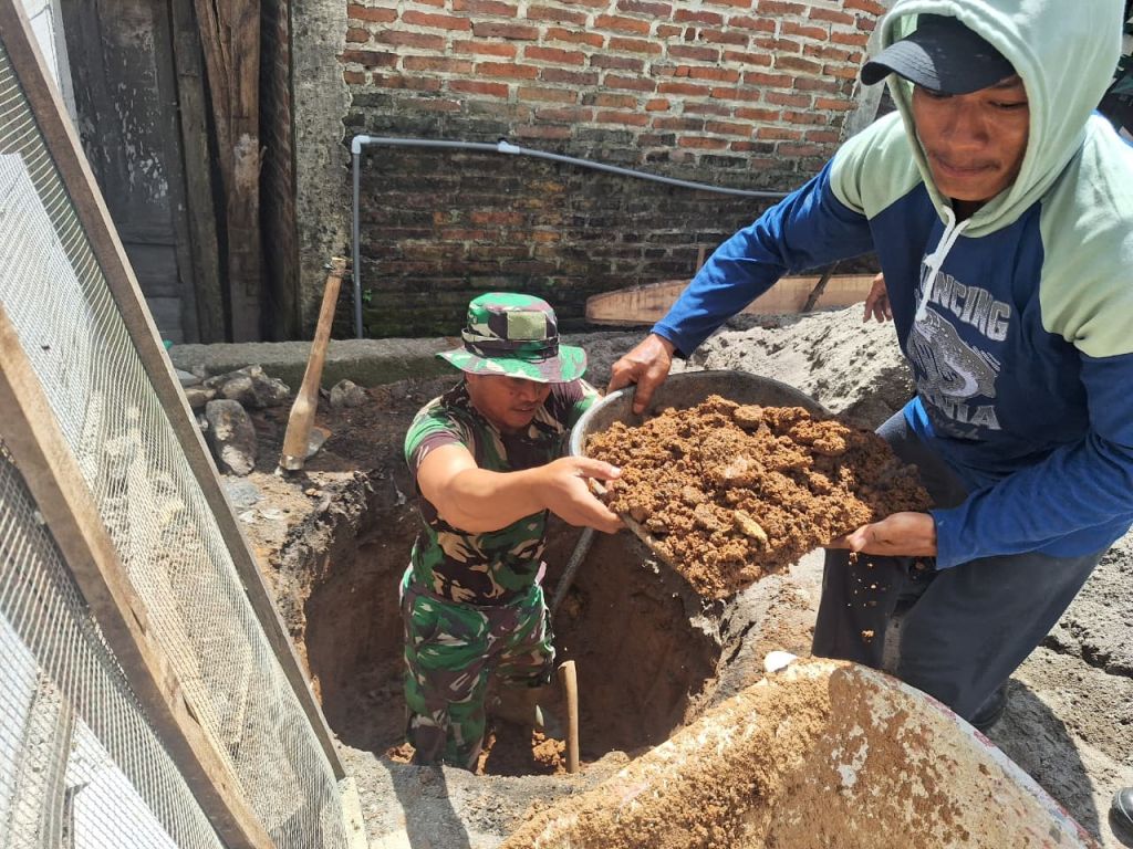 Satgas TMMD 128 Bantu Pembuatan Jamban Rumah Ibu Sumarni