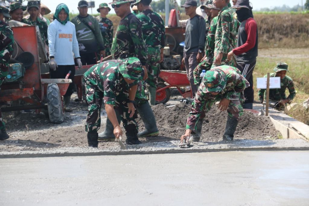 Wadansatgas TMMD Reguler 128 Memotivasi Anggota, Turun Langsung Bantu Pengecoran Jalan