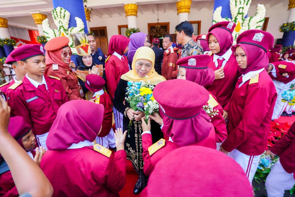 Pimpin Upacara Hardiknas 2026 di Grahadi, Gubernur Khofifah Apresiasi dan Bangga Paskibra Bersatu Murid SD/SMP/SMA Jatim