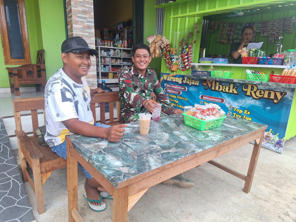 Komsos Humanis Satgas TMMD 128 "Ngopi Santai, Pererat Kedekatan dengan Warga