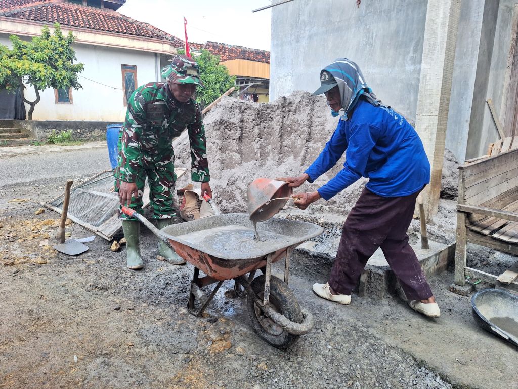 Dorong Angkong Demi Percepatan Pengecoran, Progres Rumah Shahroni Capai 65 Persen