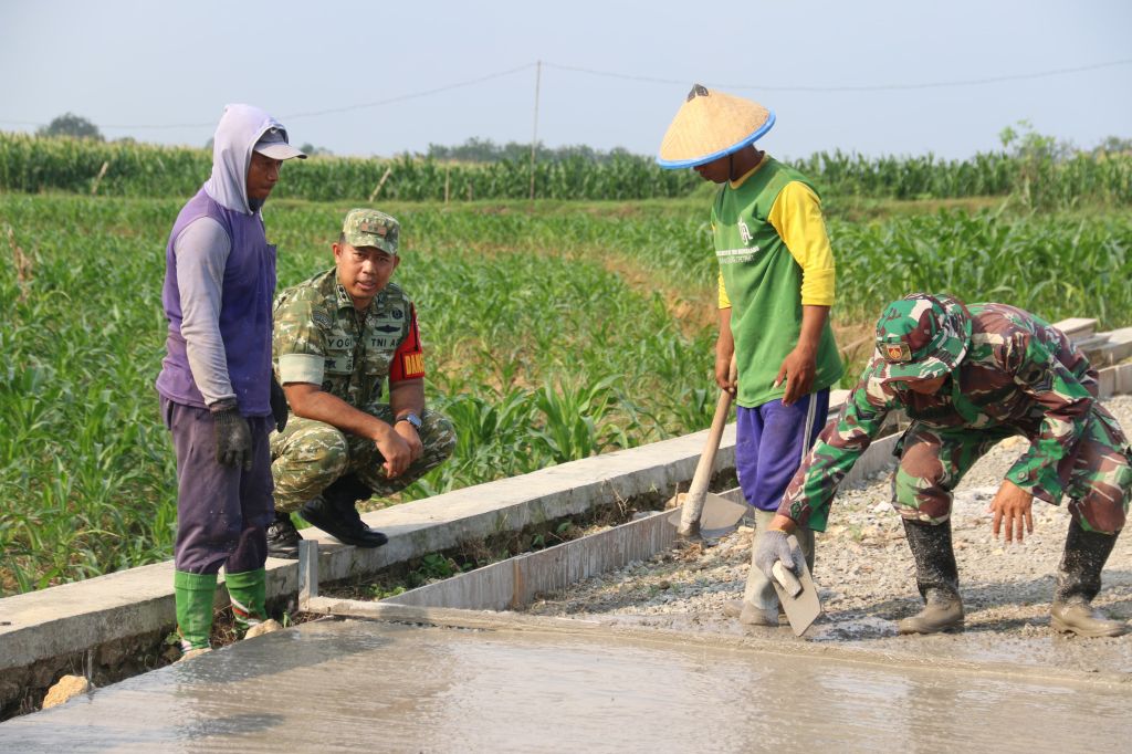 Dansatgas TMMD 128 Tinjau Pengecoran, Pastikan Kualitas dan Semangat Gotong Royong