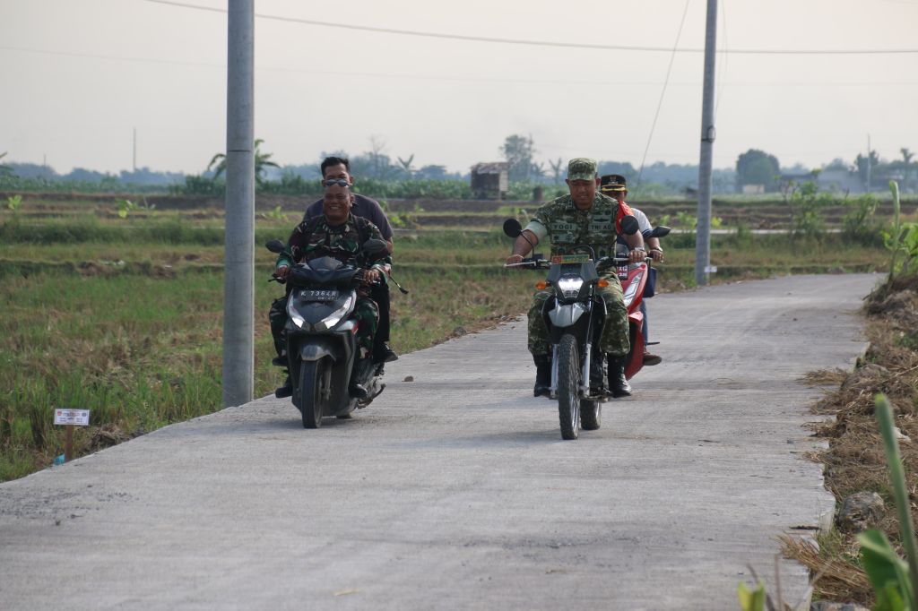 Sinergi TNI-Rakyat di TMMD Pati: Letkol Arm Timotius Yogi Tinjau Proyek Jalan Desa