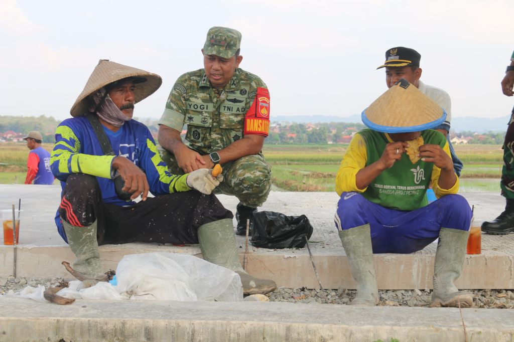 Di Balik Pengecoran Jalan TMMD, Hangatnya Komsos Dansatgas Bersama Mbah Raji
