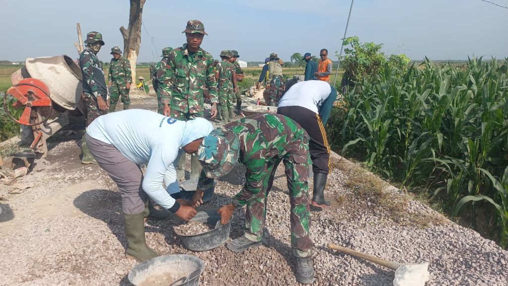 Betonisasi Jalan TMMD 128 Jadi Simbol Kemanunggalan TNI dan Rakyat