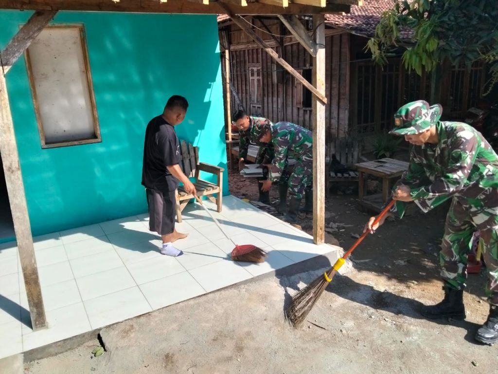 Satgas TMMD Reguler 128 Bantu Bersihkan Rumah Bapak Joko yang Masuki Tahap Finishing