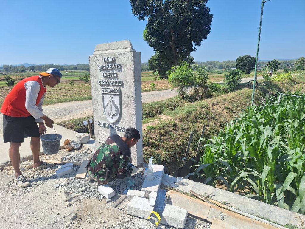 Pembuatan Tugu Prasasti TMMD Reguler 128 Capai 65 Persen
