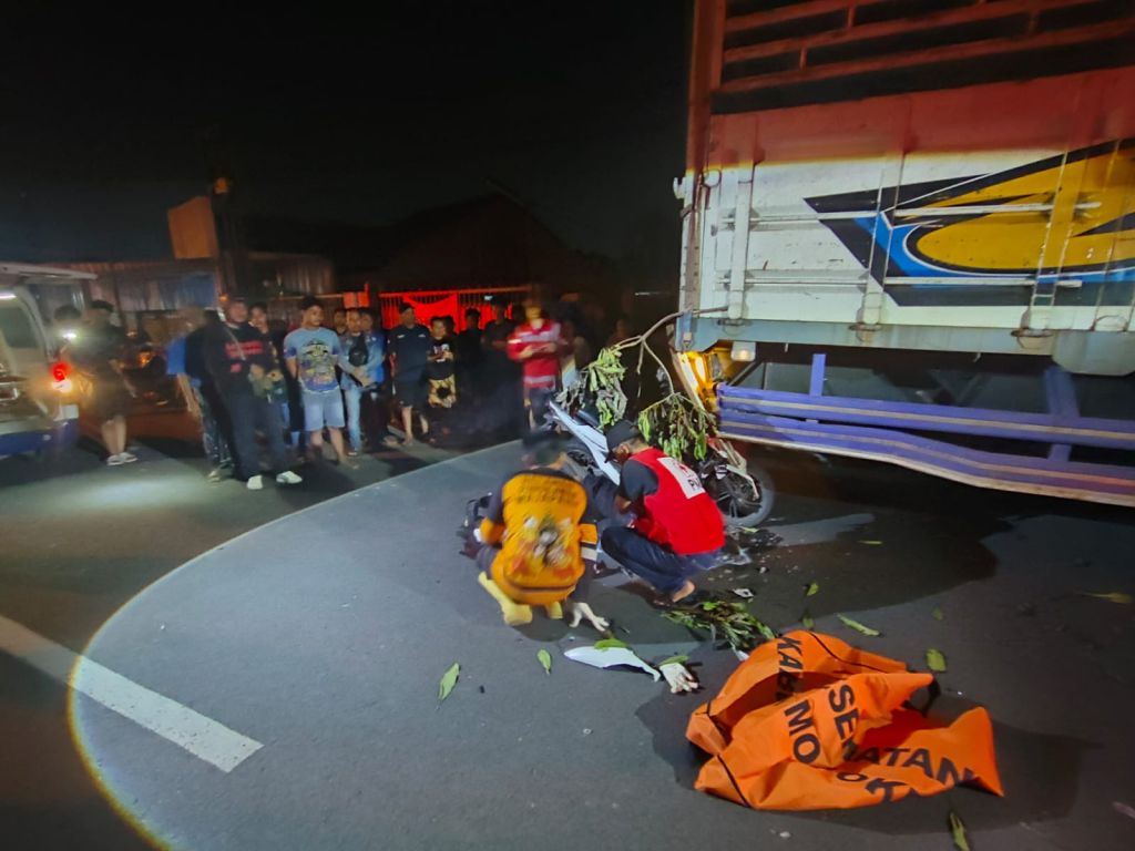 Pemotor Tewas Tabrak Truk Parkir di Sooko Mojokerto