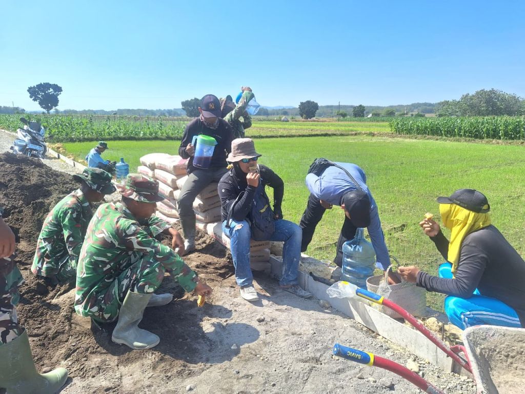 Semangat Kebersamaan, Anggota Satgas TMMD 128 Bersama Warga Ngopi Bareng