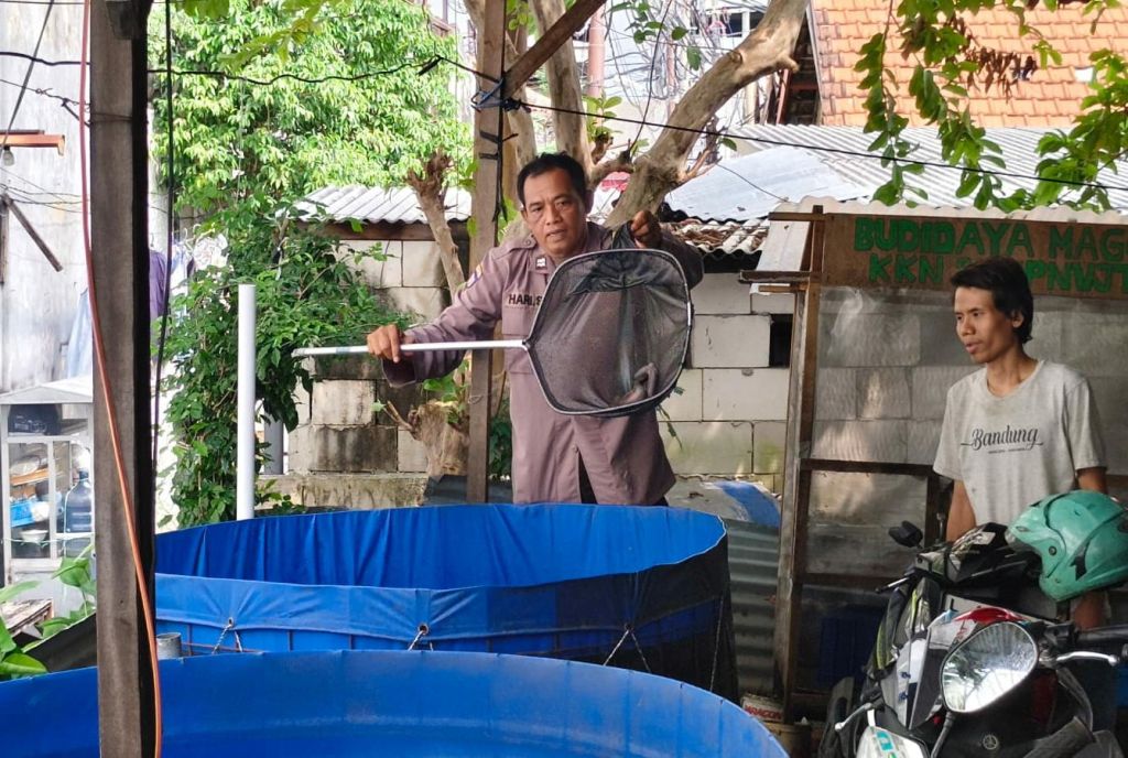 Polrestabes Bersama Warga Embong Kaliasin Bangun Ketahanan Pangan Lewat Budidaya Lele dan UMKM Abon Lele