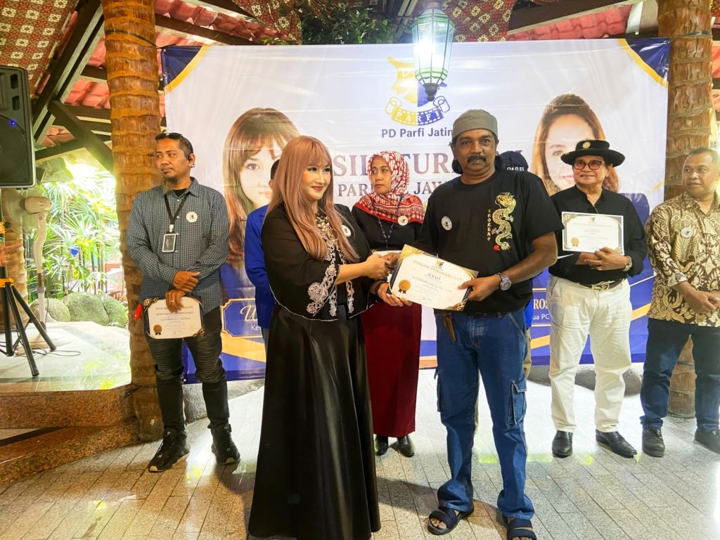 Silaturahmi Diwarnai Menyerahan Novel dan Piagam