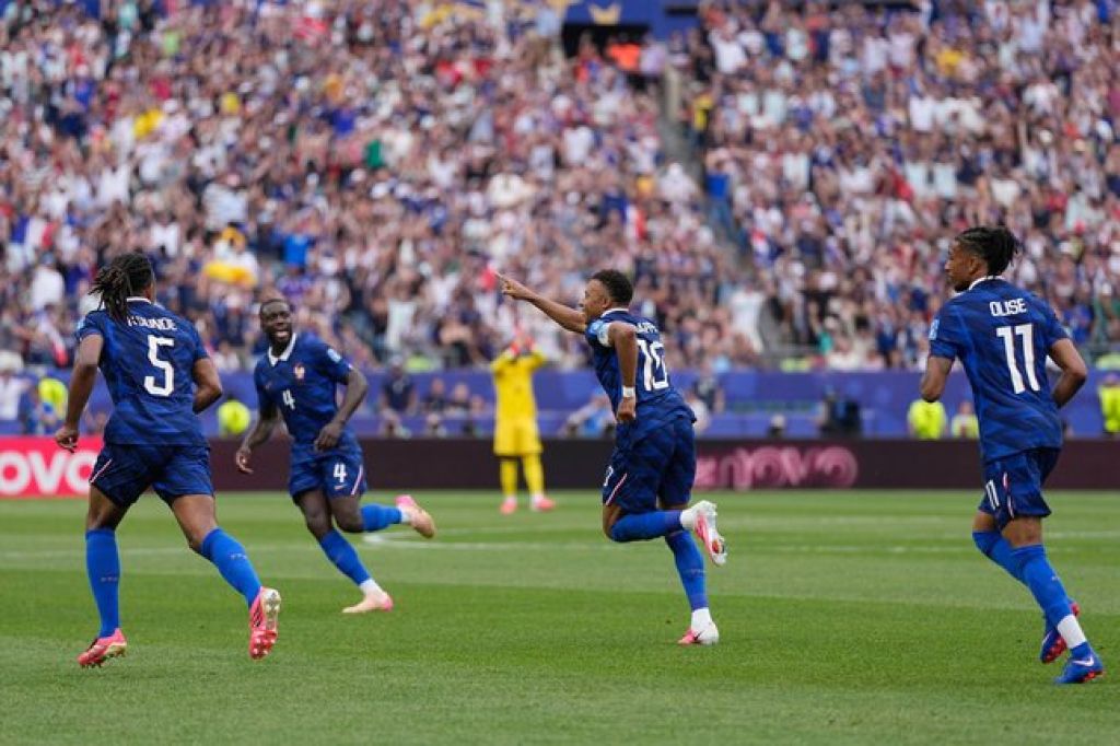 Prancis Melaju ke 32 Besar, Mbappe Bersinar di Tengah Gangguan Badai Petir