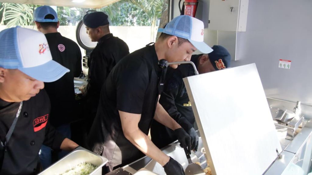 Aksi chef hideki masak nasi goreng acara pembukaan pekan olah raga polri