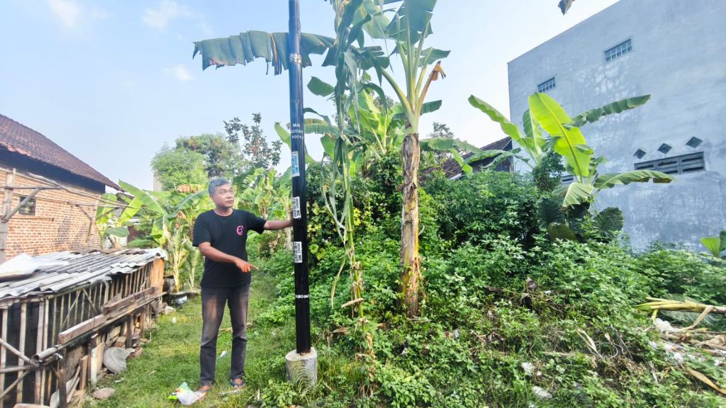 Viral Tiang Provider Berdiri di Pekarangan Tanpa Izin Pemilik Lahan, Warga Mojokerto Minta Segera Dipindahkan