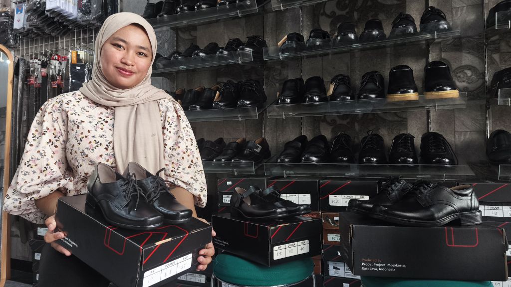Jejak Langkah dari Mojokerto: Sepatu Buatan Tangan yang Menemani Mimpi Anak Sekolah