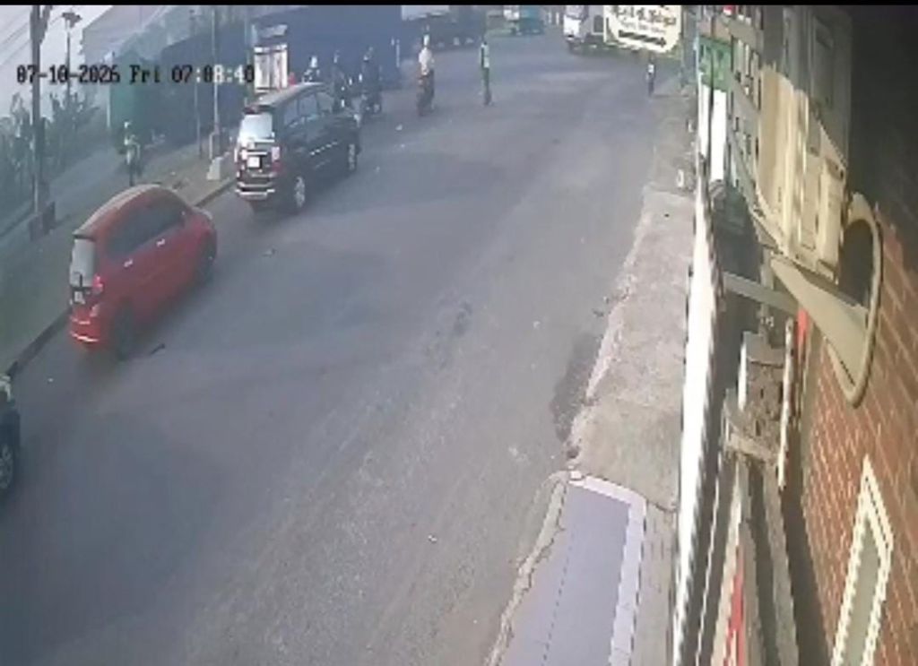 Truk Kontainer Terguling di Simpang Jampirogo Mojokerto, Dua Polisi Lalu Lintas Berlarian Selamatkan Diri