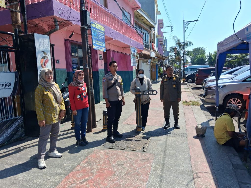 Polsek Semampir Kawal Pedestrian Nyamplungan, Pastikan Aktivitas Warga Tetap Aman