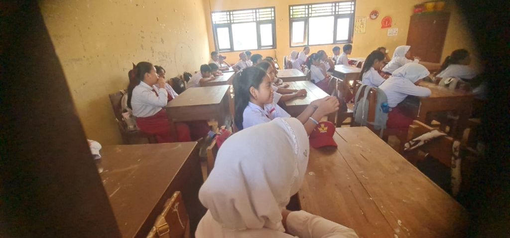 Siswa dan siswi belajar di ruangan yang tak seharusnya dipakai karena ruangan roboh di SD N Tanggirejo, Tegowanu, Grobogan, Selasa (14/7/2026).(mili.id)