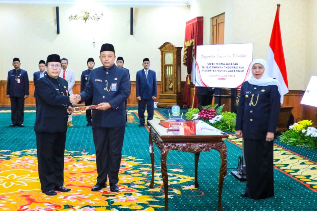 Khofifah Lantik Enam Pejabat, Dorong Transformasi Digital Pelayanan Publik