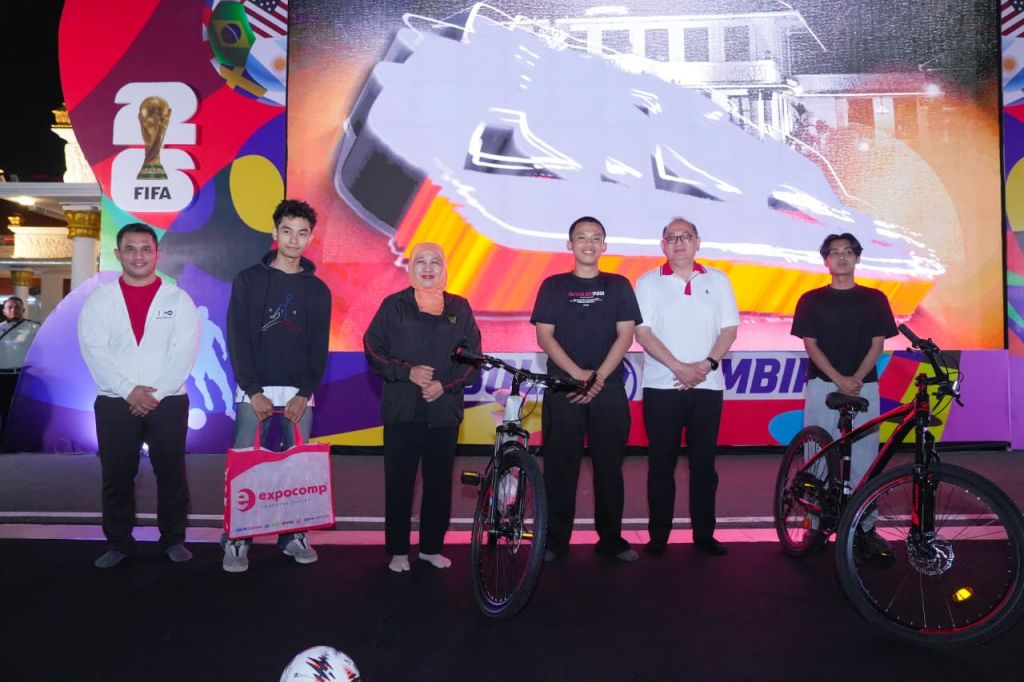 Khofifah Nobar Final Piala Dunia Bersama Ribuan Warga di Grahadi, Ajak Perkuat Sportivitas dan Kebersamaan