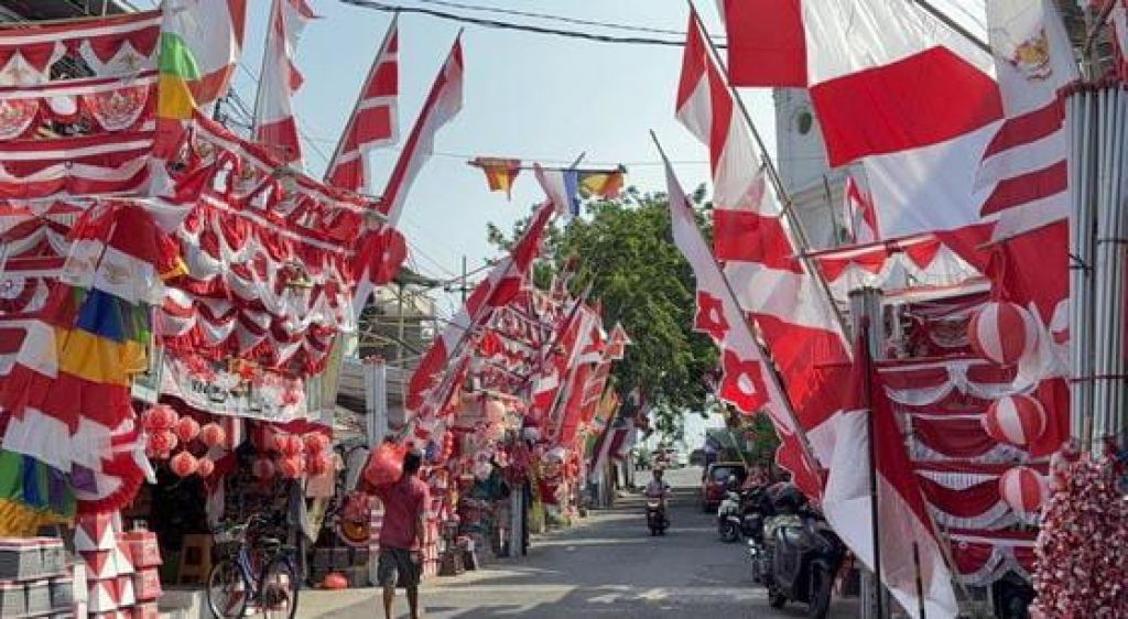Pedagang Bendera Merah Putih Mulai Ramai di Surabaya Jelang HUT ke-81 RI