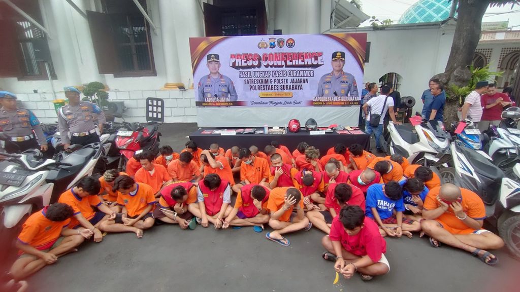 Para bandit curanmor dipamerkan di Mapolrestabes Surabaya (Foto: Wendy/mili.id)