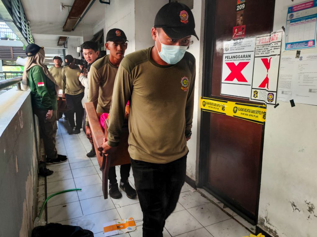 Penyegelan unit tak bayar sewa di Rusunawa Romokalisari Surabaya (Foto : Pemkot Surabaya)