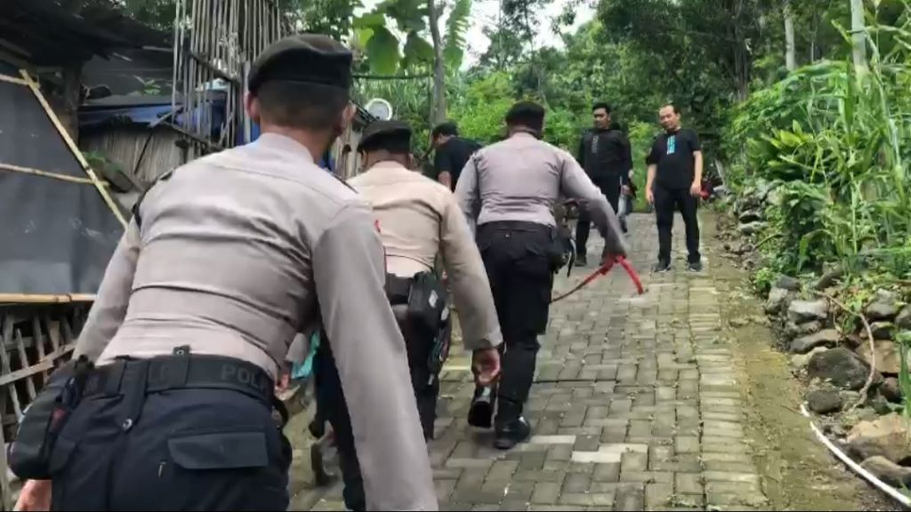 Petugas Unit K9 saat mencari barang bukti. (Nana/Mili.id)