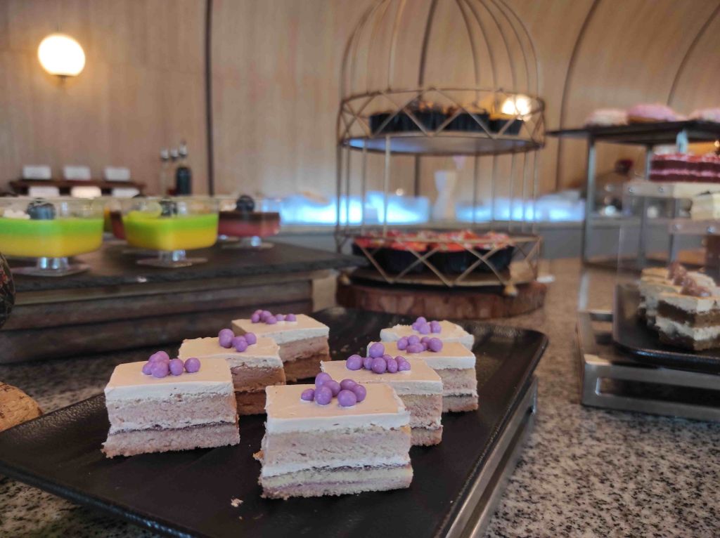 Aneka macam kue bisa menjadi pilihan menu khas Nusantara untuk bersantap bersama keluarga di Wilwatikta Restauran Hotel Aston, Mojokerto. (Nana/mili.id)