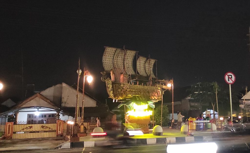 Miniatur monumen Kapal Majapahit di Jalan Empunala, Kota Mojokerto. Foto : (Nana/mili.id)