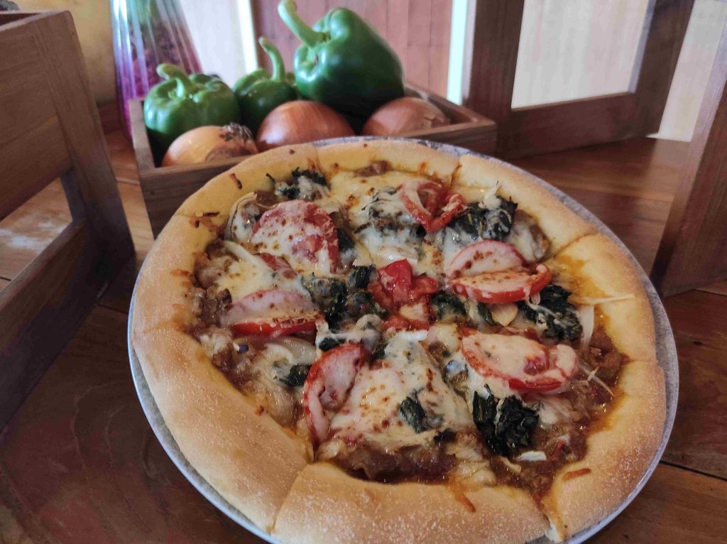 Nikmatnya mencicipi pizza rendang menu baru di Hotel Aston Mojokerto. Foto : (Nana/mili.id)