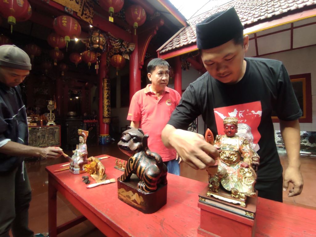 Komunitas Gus Durian Mojokerto membantu membersihkan rupang Makco kecil di Kelenteng Tri Darma Hok Sian Kiong, Kota Mojokerto, Minggu (4/2/2024). Foto : (Nana/mili.id)