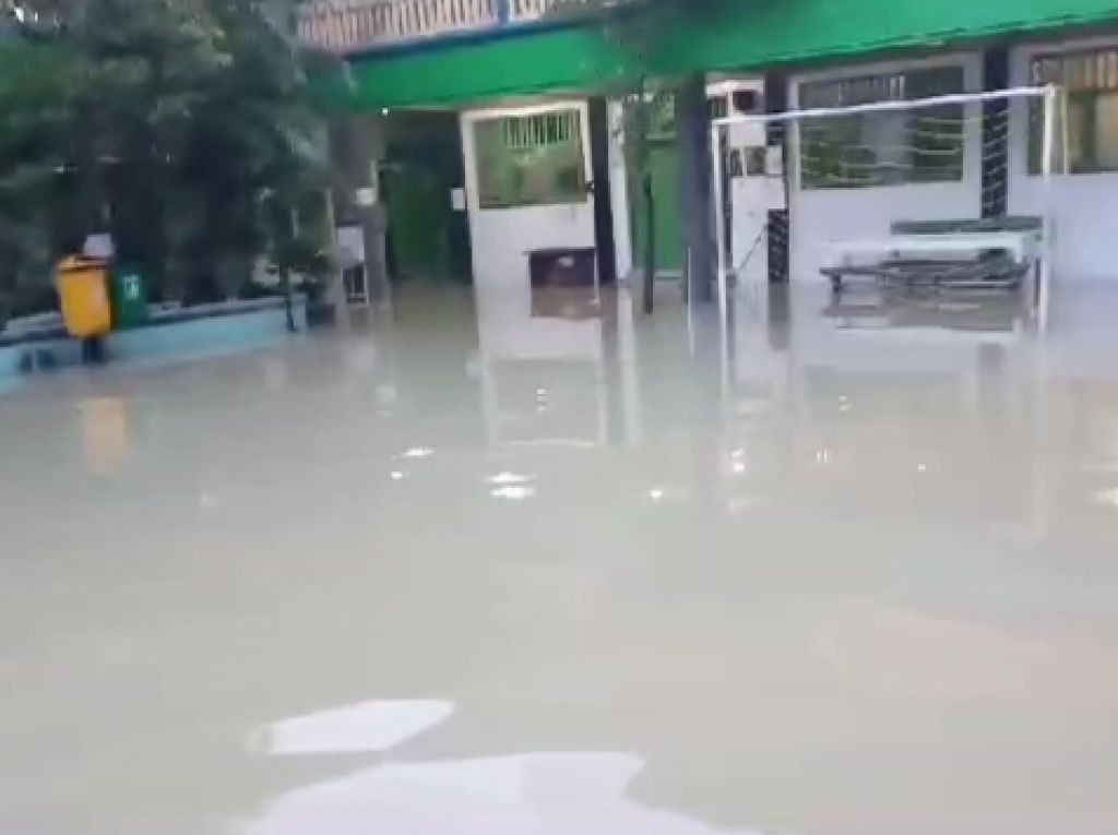 Dua Sekolah di Gresik Terendam Banjir, Murid Terpaksa Libur