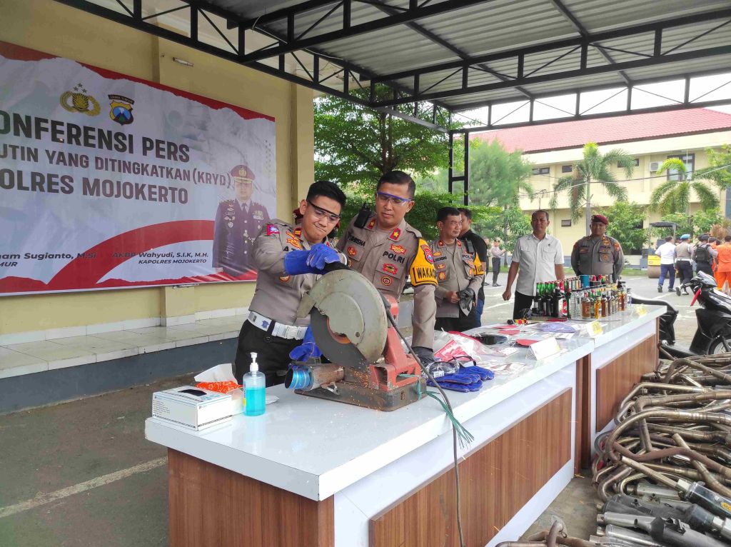 Sepekan Jelang Pemilu, Polres Mojokerto Musnahkan Knalpot Brong Narkoba dan Miras