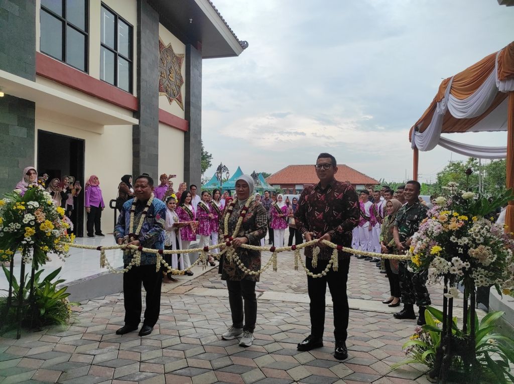 Mas Pj Wali Kota Mojokerto Moh. Ali Kuncoro bersama Dirjen Industri Kecil, Menengah dan Aneka Gedung Kementerian Perindustrian Reni Yanita meresmikan sentra IKM batik (Foto: Nana/mili.id)