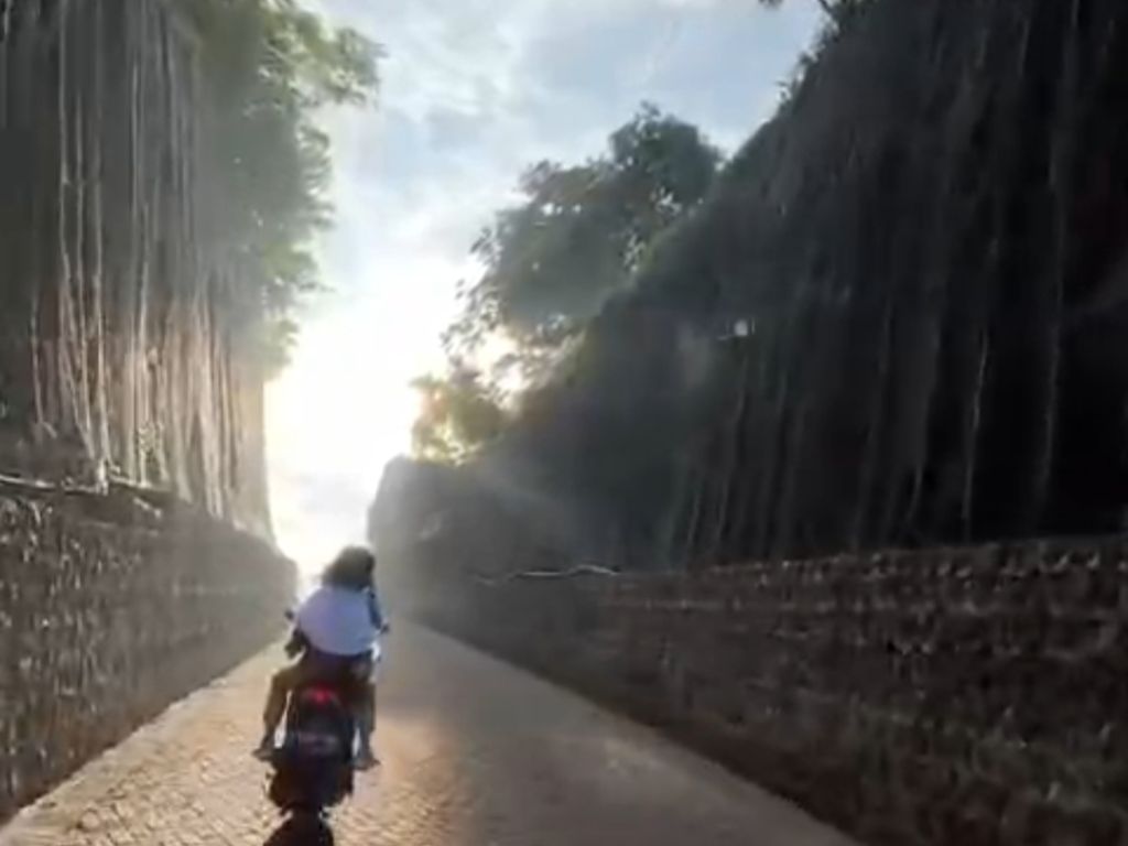 Suasana tebing batu bintang yang merupakan jalan kawasan galian c di Desa Kunjorowesi, Kecamatan Ngoro, Kabupaten Mojokerto. Foto : (Nana/mili.id)