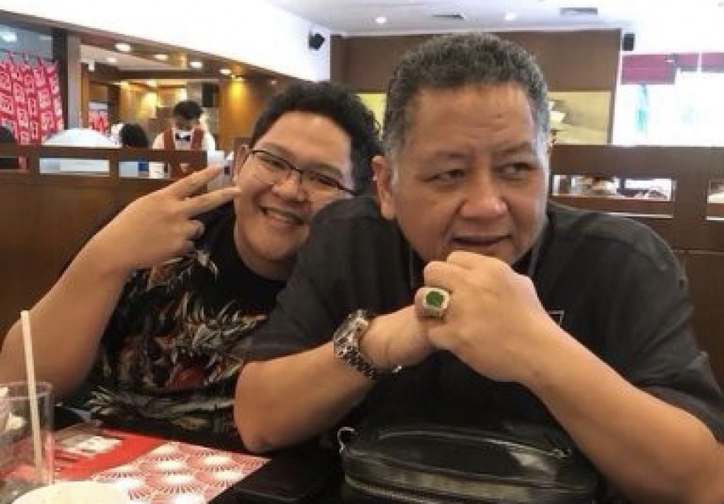 Kenang Ayah Lewat Lagu, Putra Mendiang Eks Wali Kota Surabaya Menangis