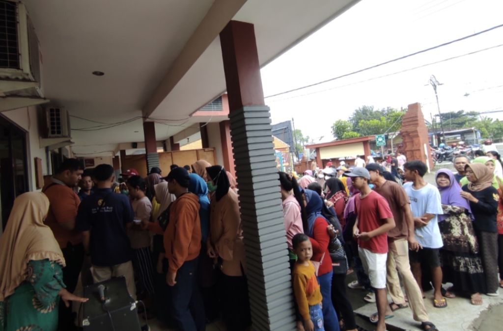 Antrean warga Kelurahan Kedundung, Kecamatan Magersari, Kota Mojokerto mendapatkan beras SPHP milik Bulog (Foto: Nana/mili.id)