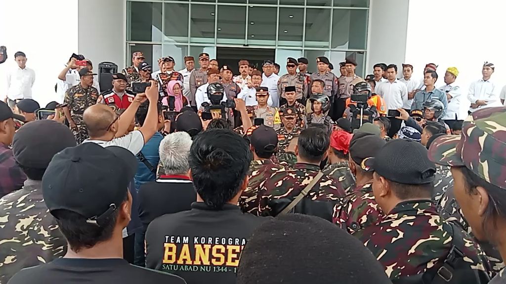 Banser Geruduk Pemkab Pasuruan, Buntut Pencoretan Wajah Gus Irsyad Pada Gelas Kopi