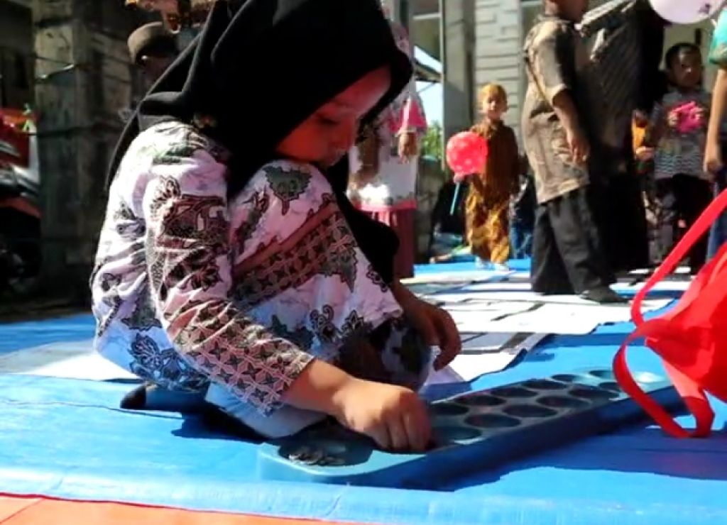 Salah satu murid saat bermain dakon. (Ist for Mili.id)