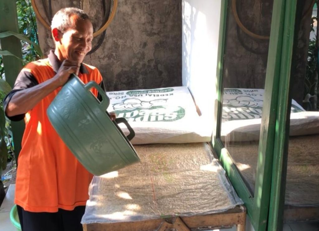 Wasnan memproduksi tempe, yang kemudian ia jual keliling