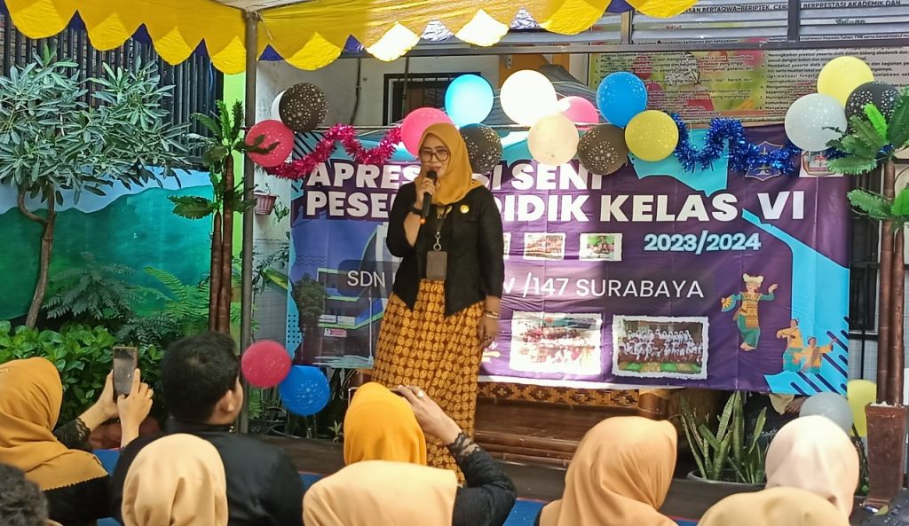  Kepala SDN Kapasan V Siti Zulaikah memberikan sambutan.