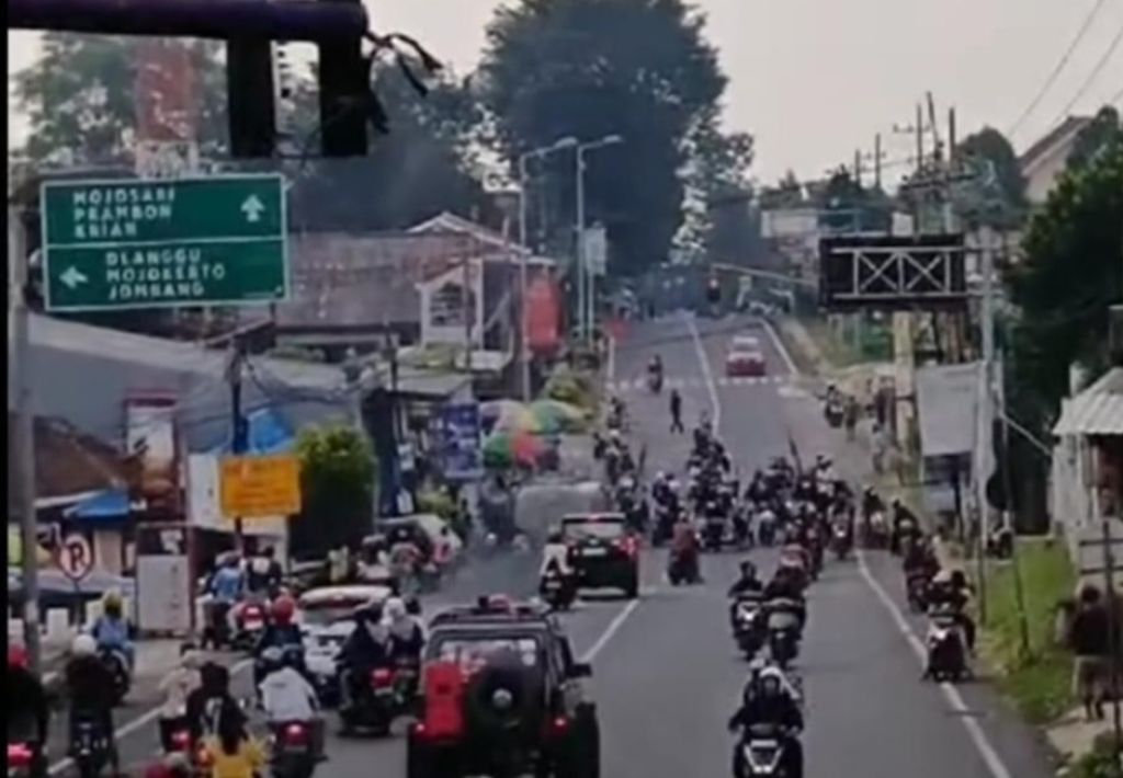 Viral Video Konvoi Pemotor Resahkan Pengguna Jalan di Pacet, Mojokerto