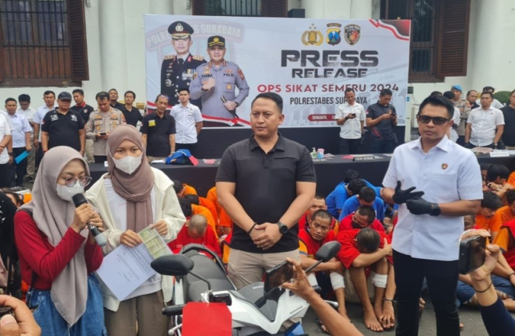 Kanit Reskrim Polsek Sukolilo Ipda Aan Dwi Satrio Yudho mendampingi Kasatreskrim Polrestabes Surabaya AKBP Hendro Sukmono dalam rilis ungkap kasus Operasi Sikat Semeru 2024