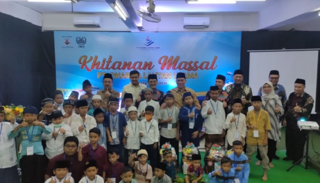 Khitan massal di kantor PT DLU Surabaya (Foto: Wendy/mili.id)