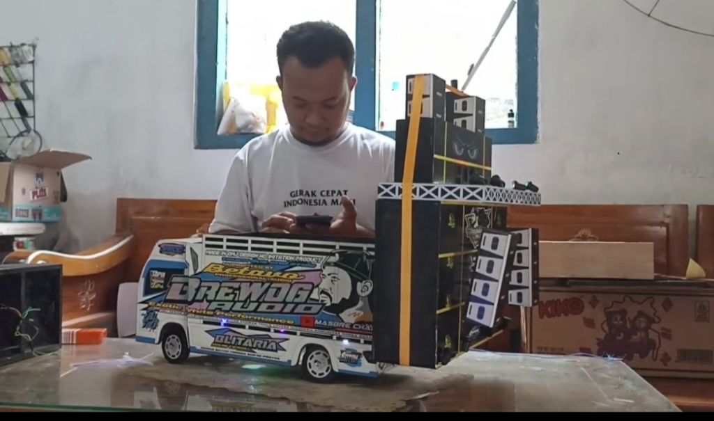 Dua Pria Banyuwangi Banjir Order Miniatur Sound Horeg